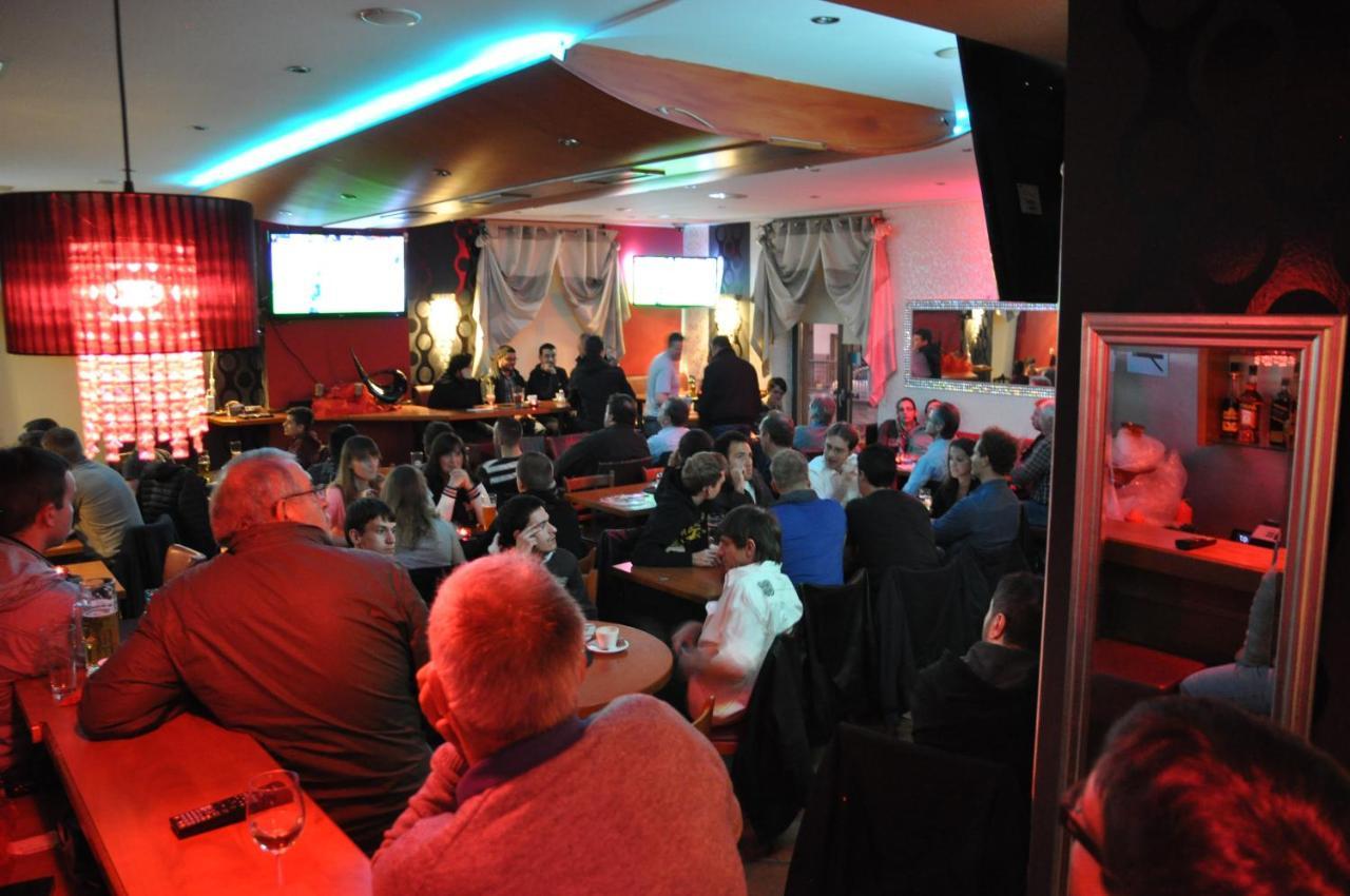 Stadtcafe-Hotel Kelsterbach Exteriör bild