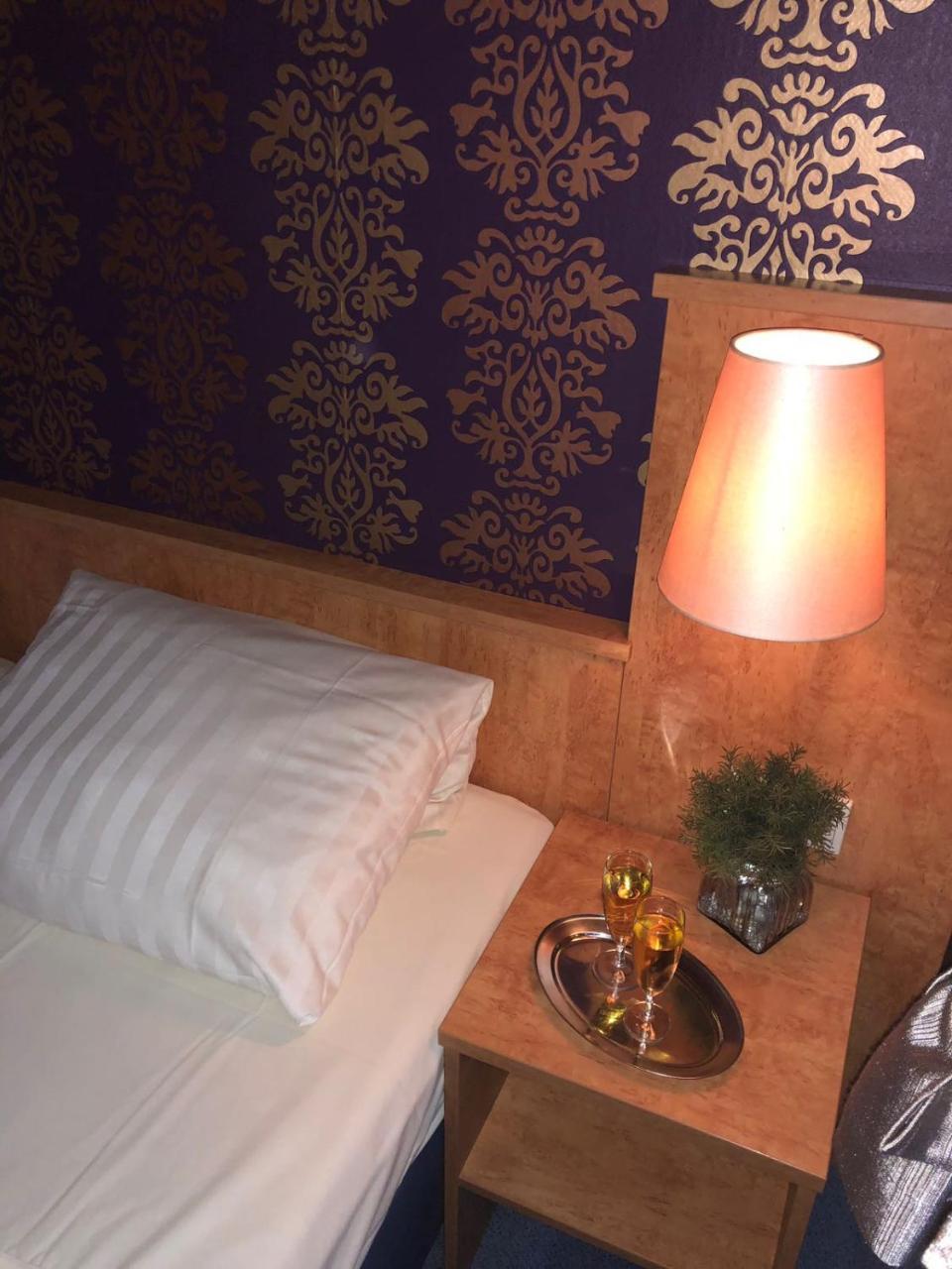 Stadtcafe-Hotel Kelsterbach Exteriör bild