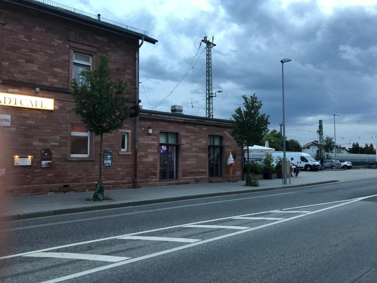 Stadtcafe-Hotel Kelsterbach Exteriör bild